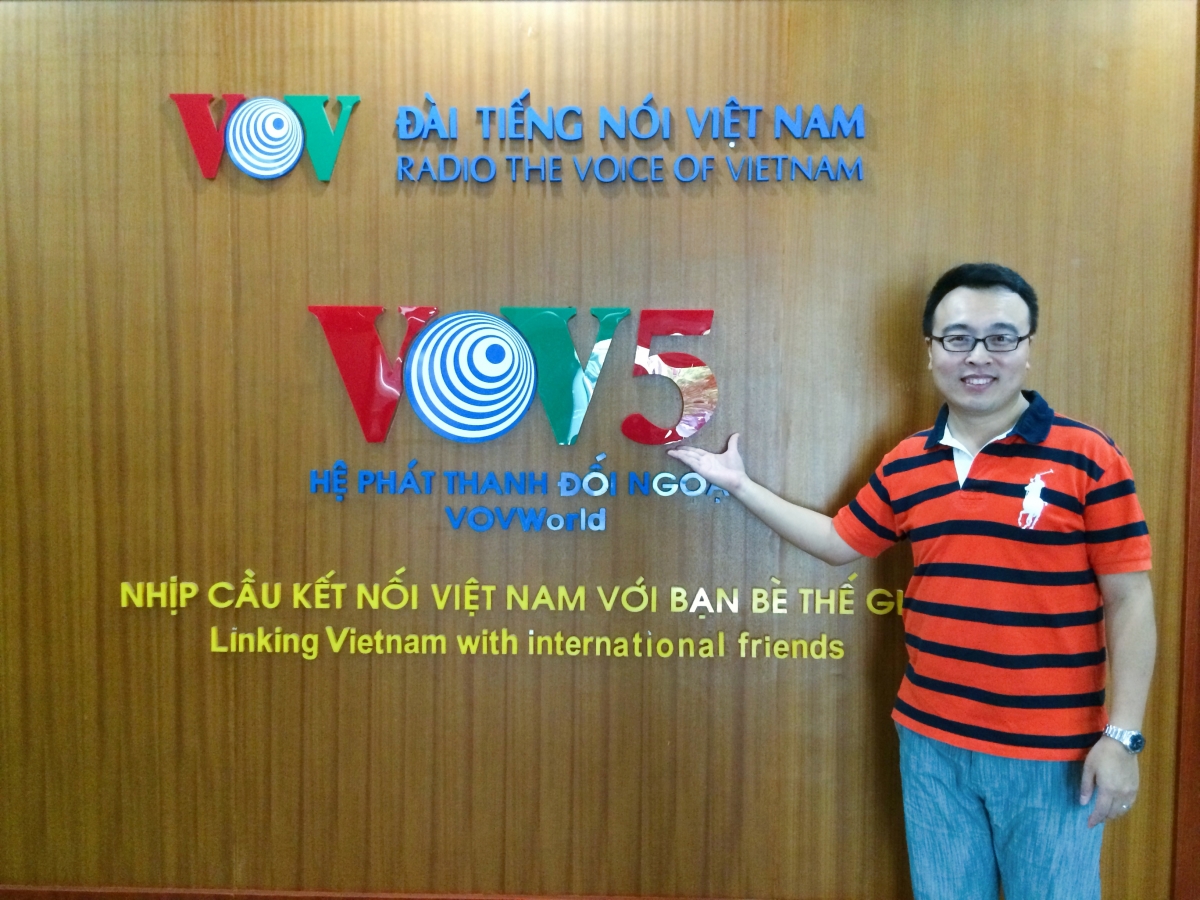Triệu Á Đông trong một lần thăm VOV5. Ảnh: NVCC