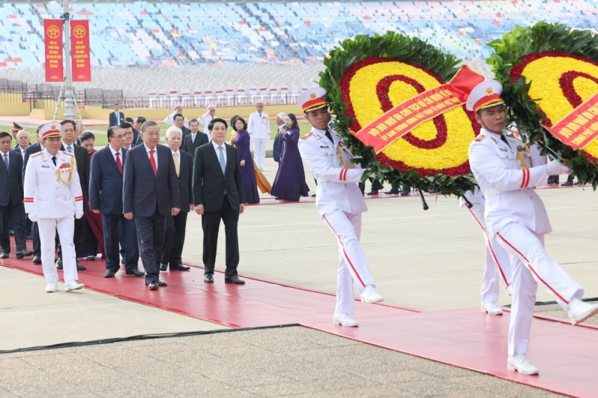 Đoàn đại biểu lãnh đạo, nguyên lãnh đạo Đảng, Nhà nước, cùng các bộ, ngành Trung ương, đến đặt vòng hoa và vào Lăng viếng Chủ tịch Hồ Chí Minh. Ảnh: Hải Nguyễn