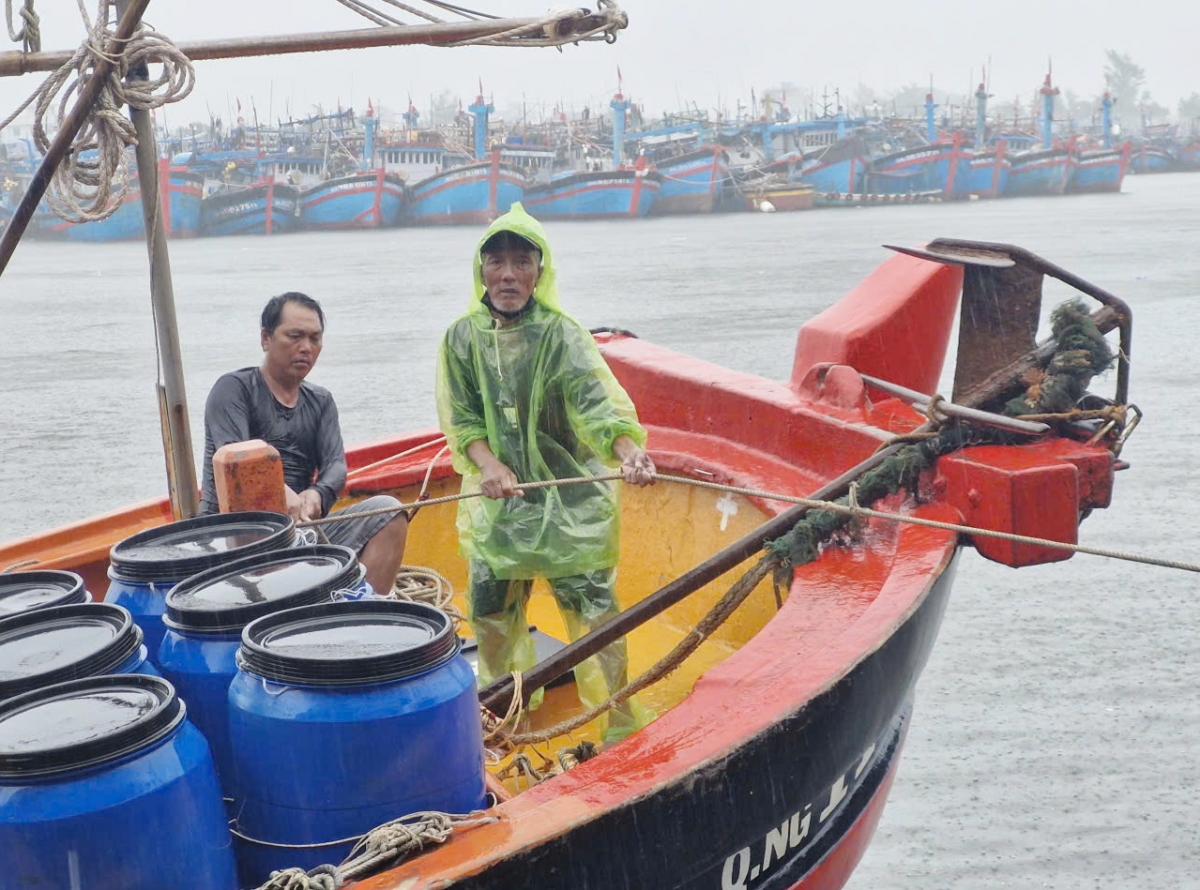 Ngư dân chằng néo cẩn thận, hạn chế bị hư hỏng khi bão đổ bộ.