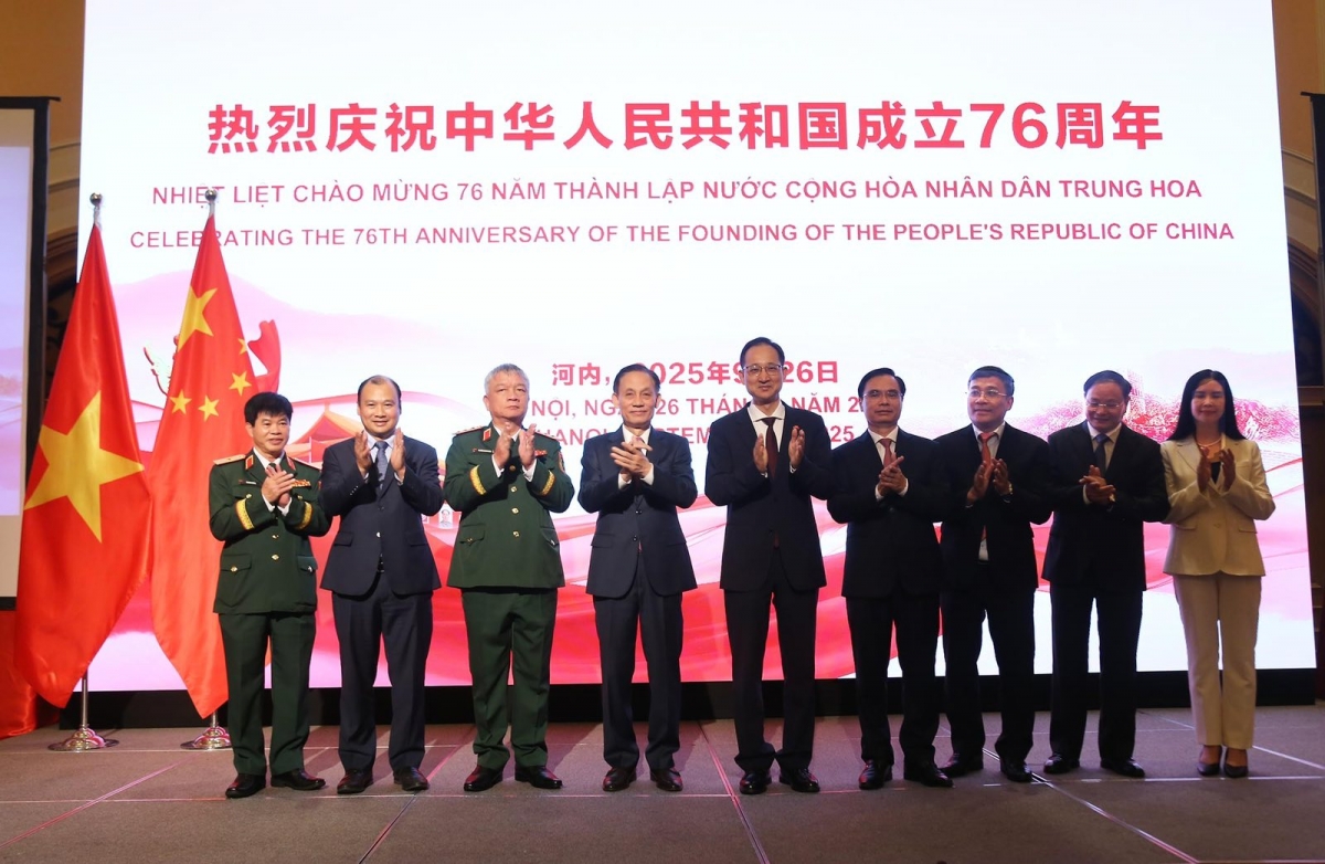 Các đại biểu chụp ảnh lưu niệm