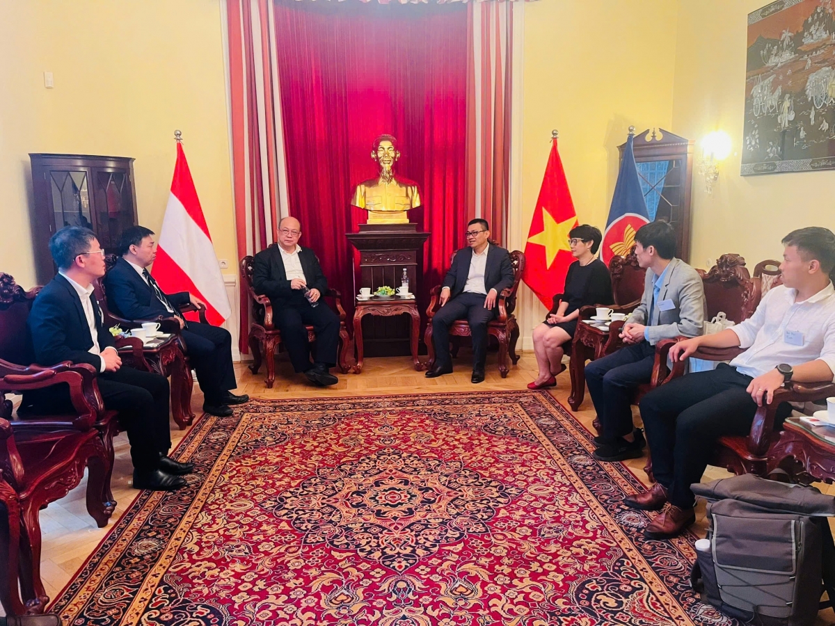 Đại sứ Vũ Lê Thái Hoàng chúc mừng những thành tựu ĐHBK và Đại học BOKU đạt được trong 25 năm qua.