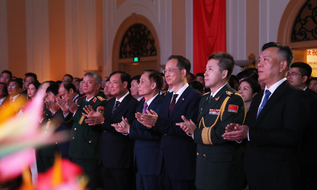 Các đại biểu chứng kiến những thành tựu của đất nước Trung Quốc