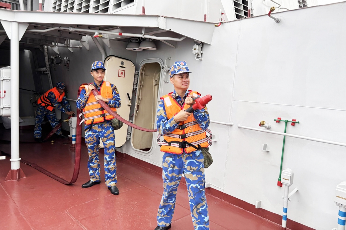 Thực hành kiểm tra chống cháy trên mặt boong tàu.