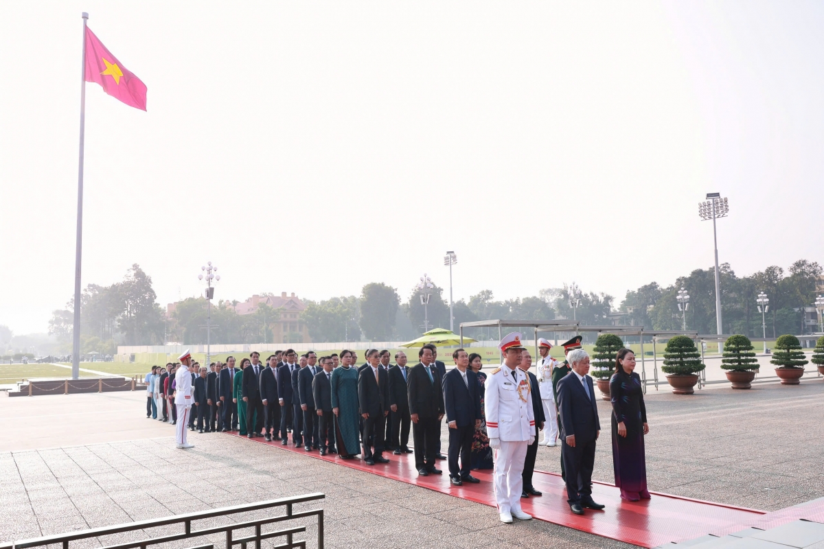 Các đại biểu vào lăng viếng Chủ tịch Hồ Chí Minh.