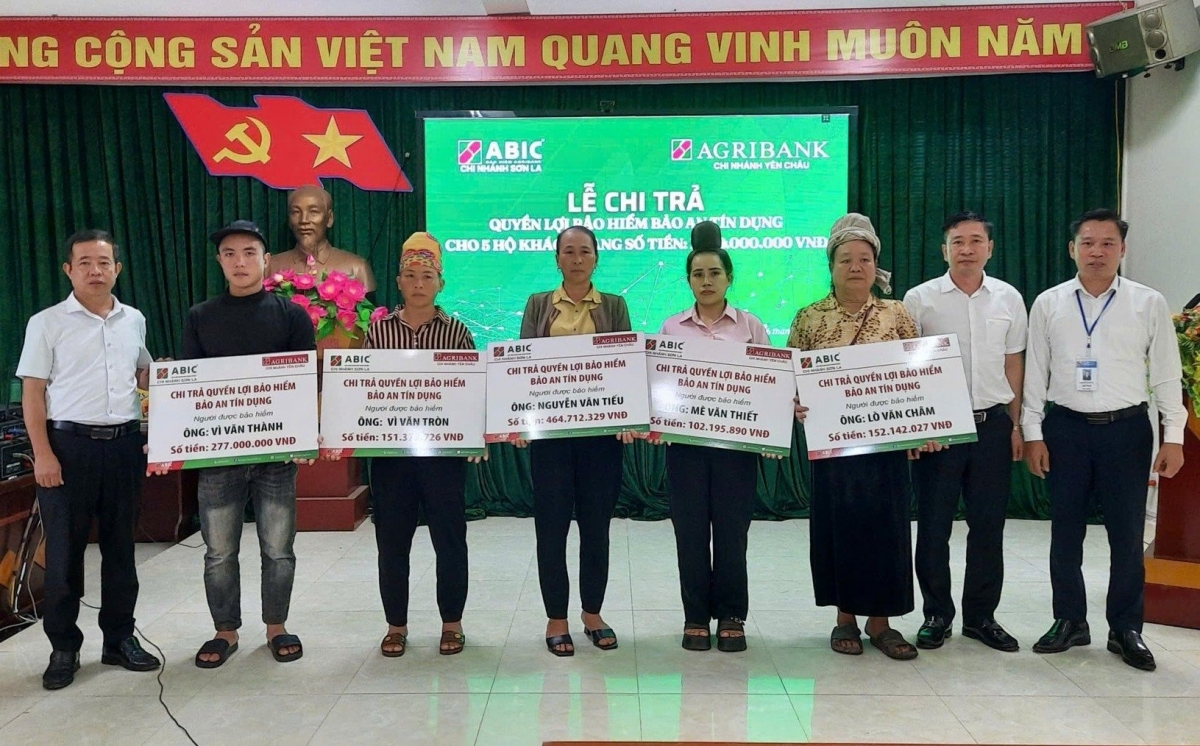 Bảo hiểm Agribank Sơn La chi trả quyền lợi sản phảm Bảo an tín dụng hơn 1 tỷ đồng cho 5 gia đình không may gặp rủi ro.