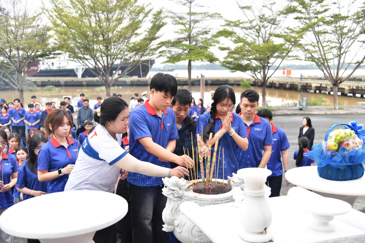 Cán bộ, giảng viên và sinh viên Trường Đại học Quản lý và Công nghệ TP. Hồ Chí Minh dâng hương tại Đền thờ các Anh hùng liệt sĩ Đoàn tàu Không số