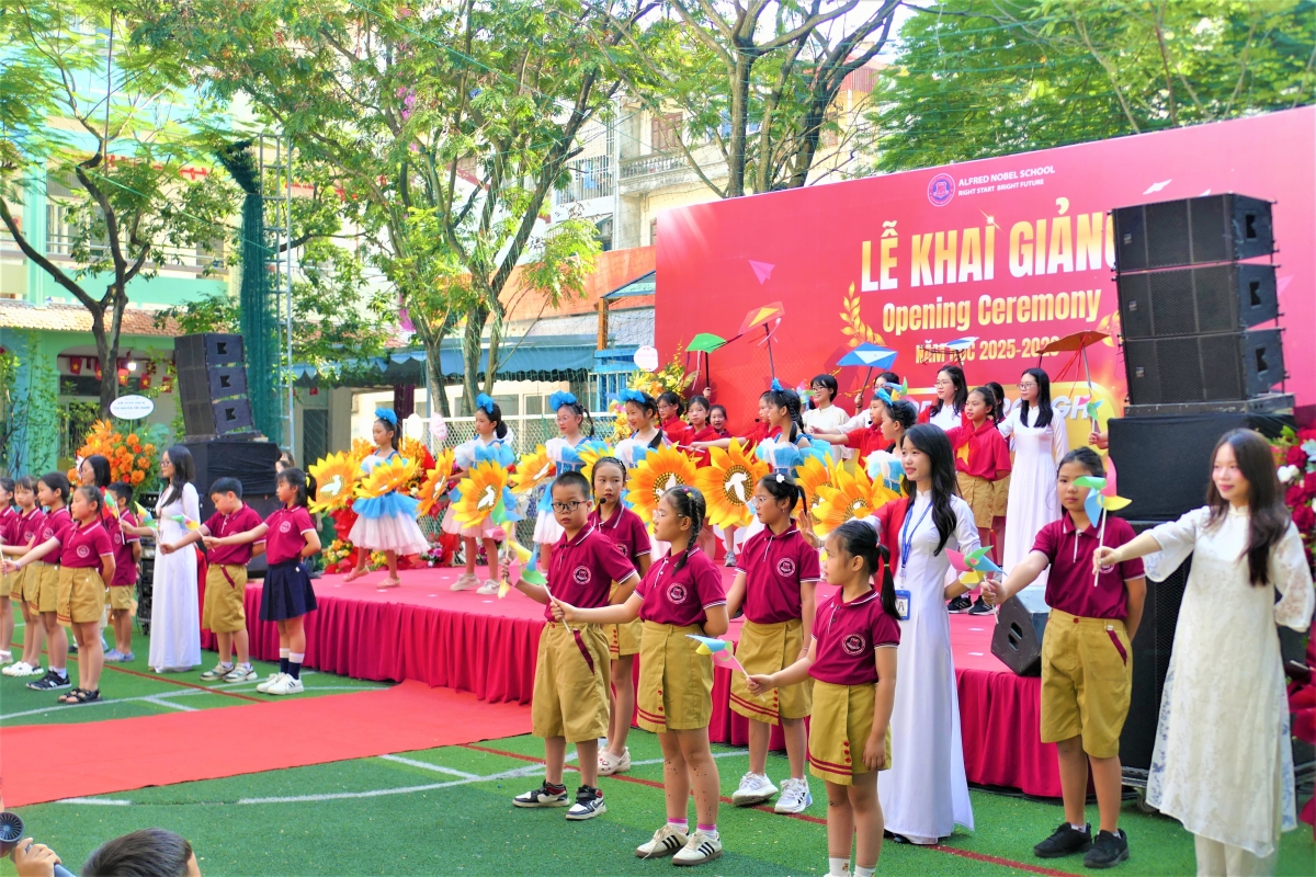 Biểu diễn tiết mục “Viết tiếp câu chuyện hòa bình” tại Lễ khai Giảng