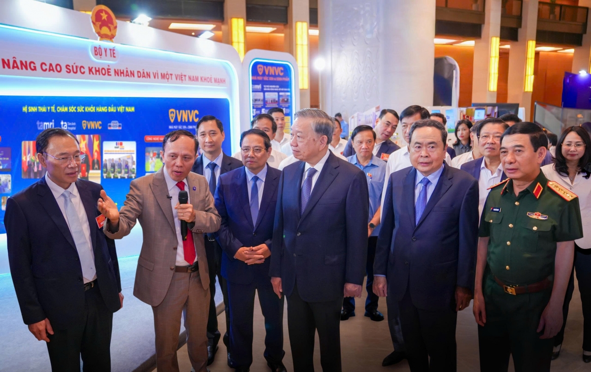 Tổng Bí thư Tô Lâm, Thủ tướng Chính phủ Phạm Minh Chính, Chủ tịch Quốc hội Trần Thanh Mẫn, Đại tướng Phan Văn Giang - Bộ trưởng Bộ Quốc phòng thăm dàn Robot AI do PGS.TS.BS Nguyễn Xuân Hiền, Giám đốc Trung tâm Chẩn đoán hình ảnh và Điện quang can thiệp BVĐK Tâm Anh Hà Nội giới thiệu.