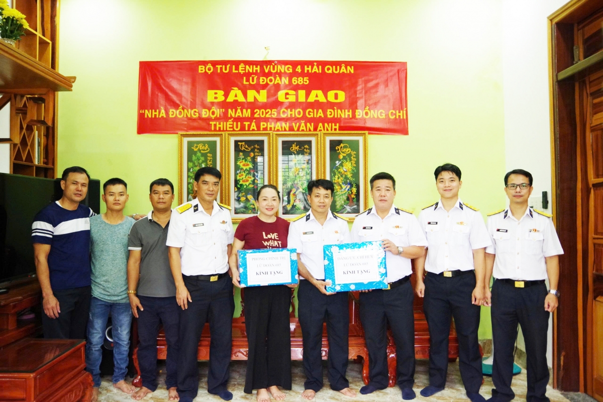 Đại diện Lữ đoàn trao quà tặng gia đình đồng chí Thiếu tá Phan Văn Anh