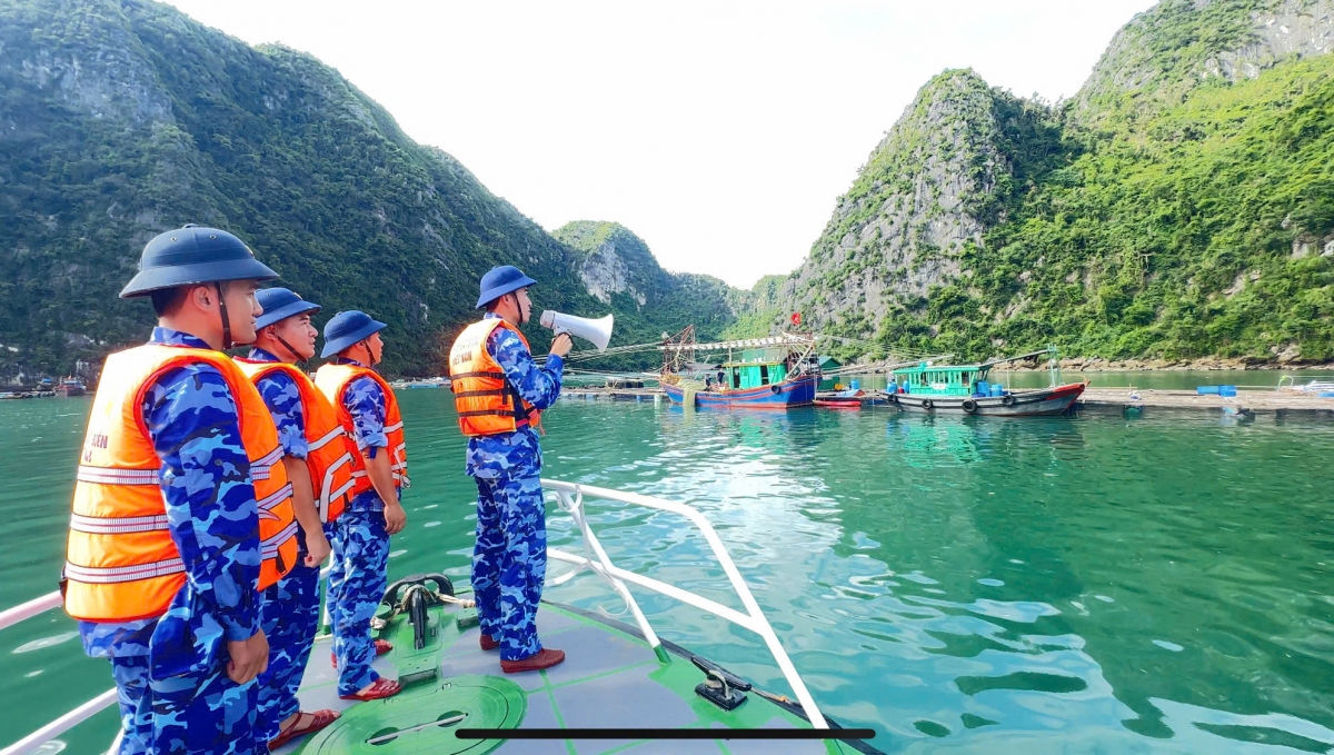 Hải đoàn 11 tuyên truyền cho bà con ngư dân chấp hành nghiêm quy định tại khu tránh trú bão
