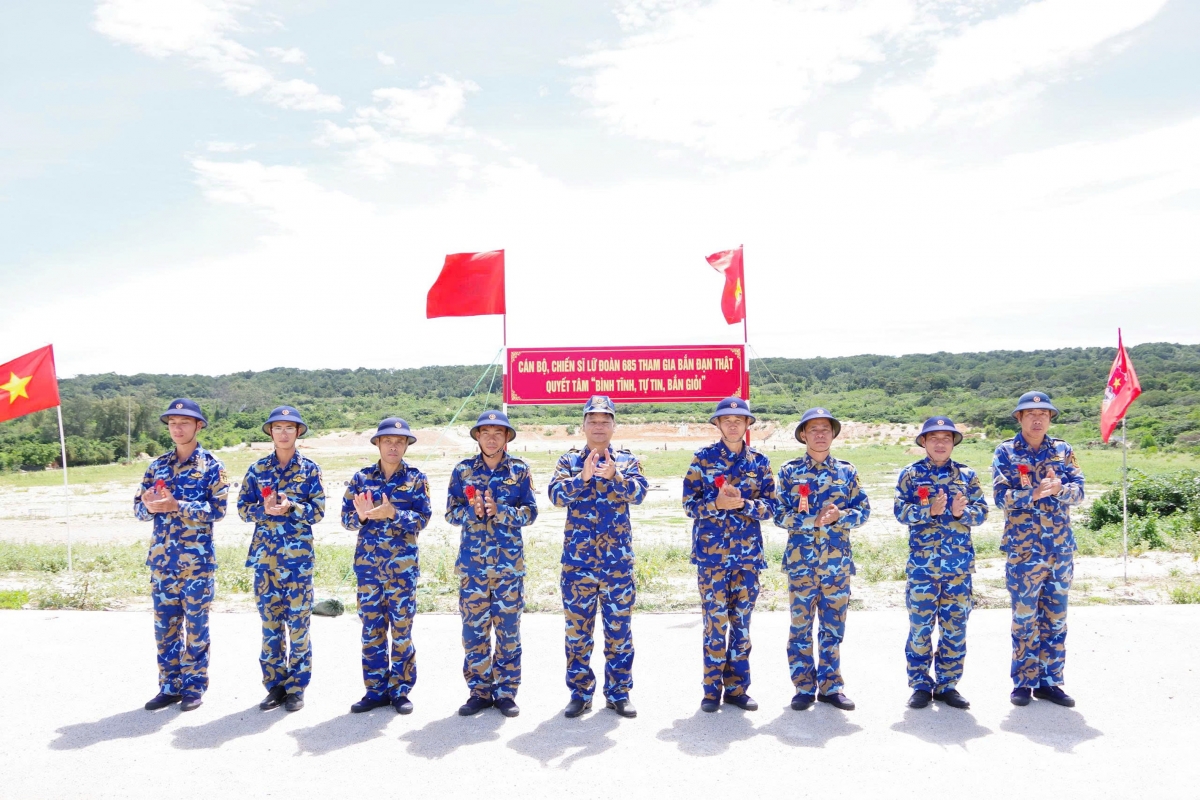 Đại tá Nguyễn Ngọc Vinh, Chính ủy Lữ đoàn trao hoa bắn giỏi cho các đồng chí có kết quả cao