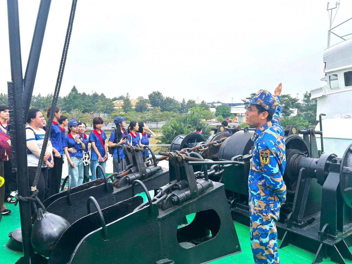 Đoàn tham quan các tàu tại cảng Lữ đoàn 125