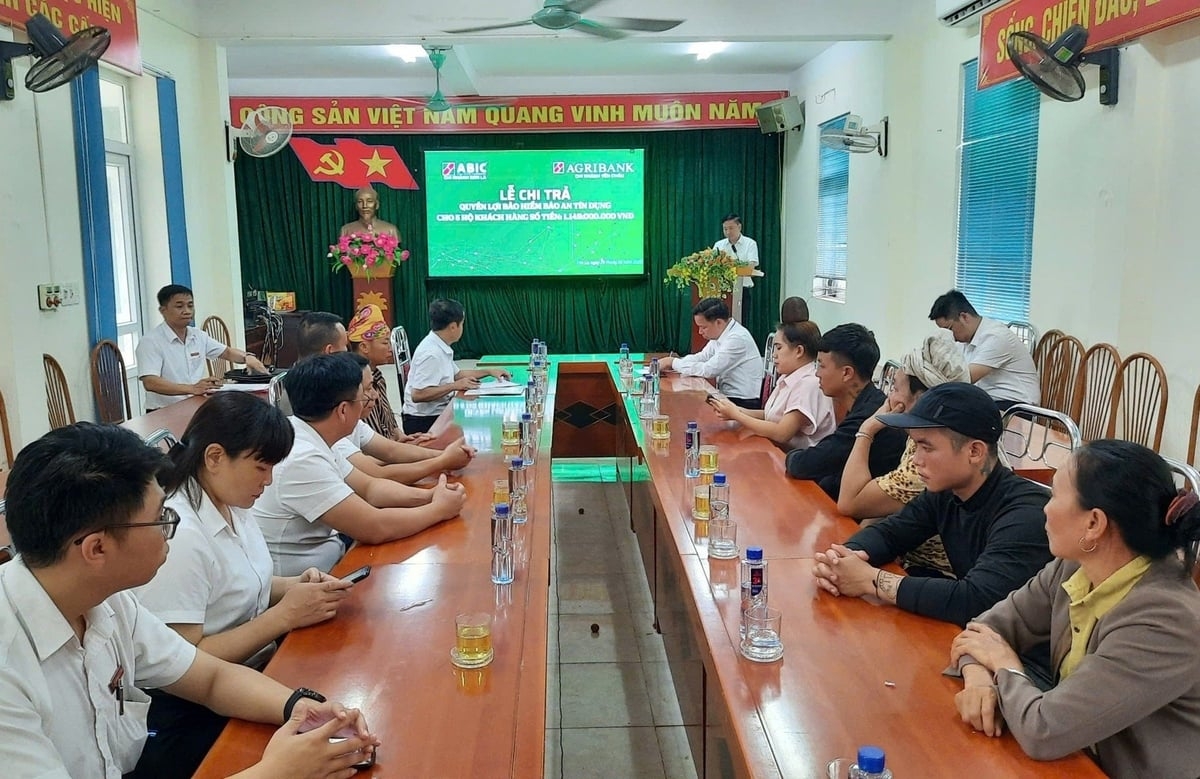 Toàn cảnh buổi lễ tri trả quyền lợi bảo hiểm cho người dân tham gia sản phẩm Bảo an tín dụng của Bảo hiểm Agribank.