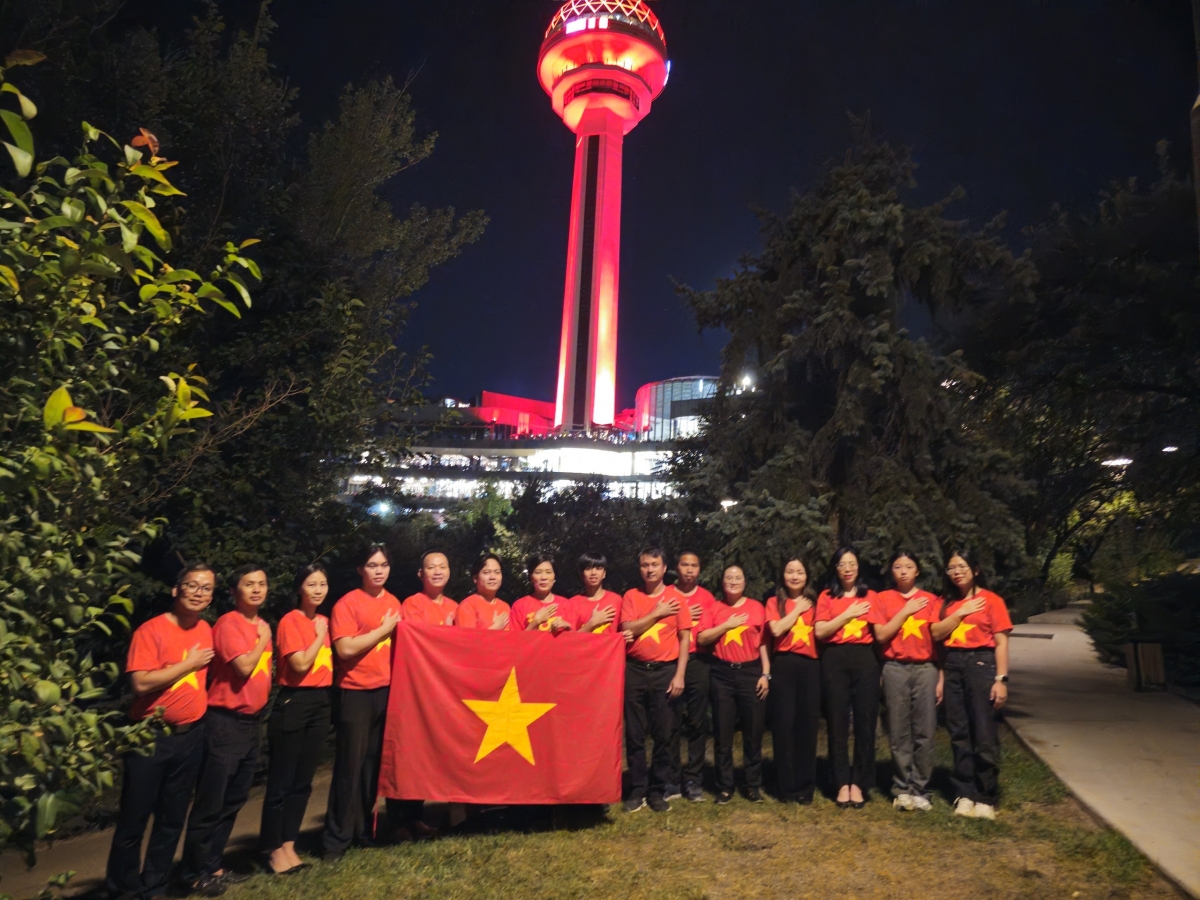 Thành viên Đại sứ quán và đại diện cộng đồng người Việt tại thổ Nhĩ Kỳ thực hiện nghi lễ chào cờ