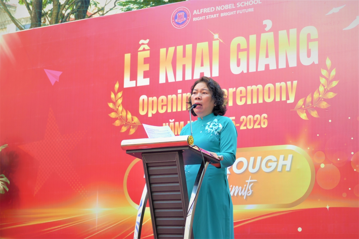Cô Nguyễn Thị Thản phát biểu và công bố thông điệp