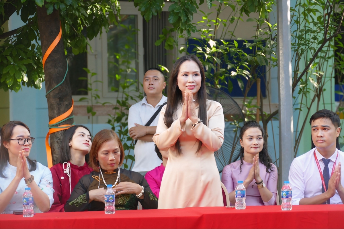 Bà Hoàng Thị Ngọc Mai tham dự lễ khai giảng