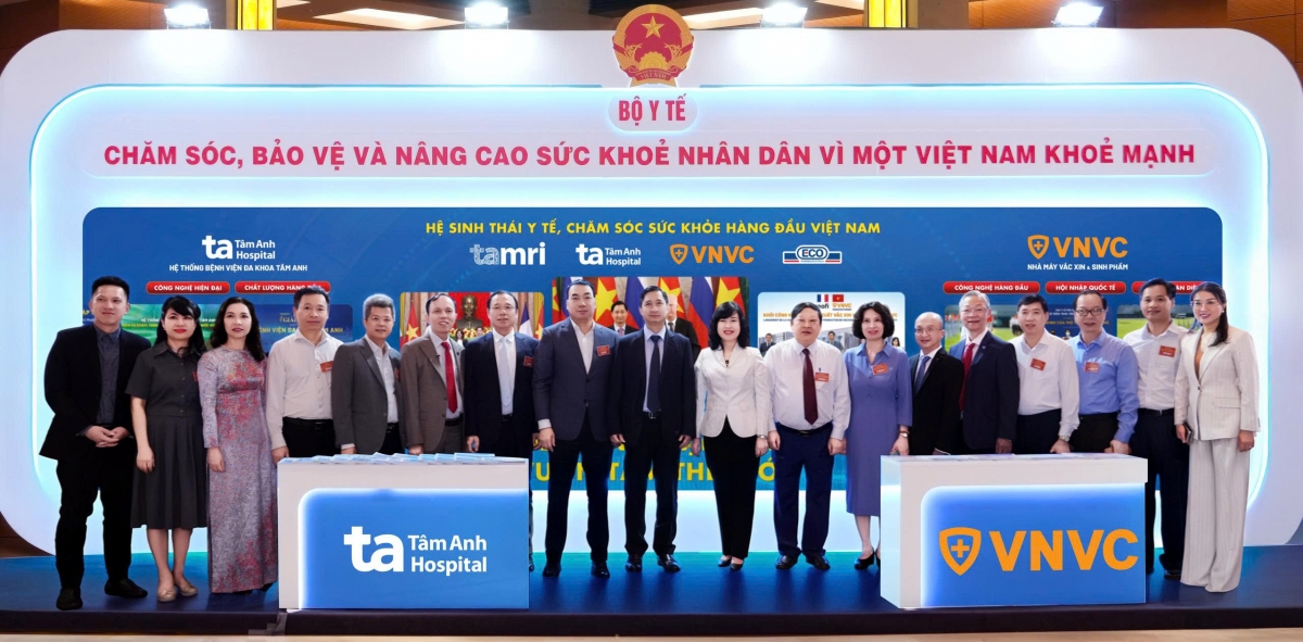 Lãnh đạo Bộ Y tế và đại diện BVĐK Tâm Anh, Hệ thống tiêm chủng VNVC tại Triển lãm Thành tựu y tế nổi bật
