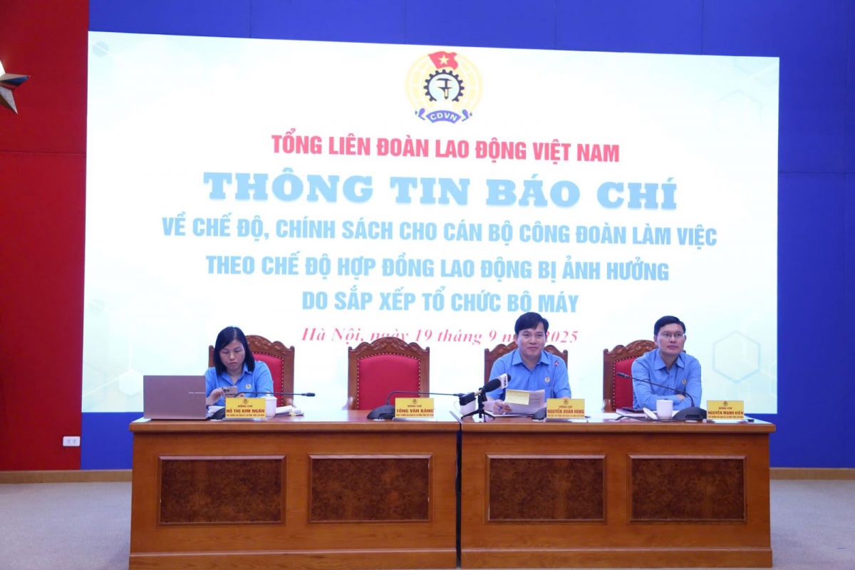 Quang cảnh buổi thông tin báo chí giải quyết chế độ chính sách cho cán bộ công đoàn chuyên trách nghỉ do sắp xếp bộ máy.