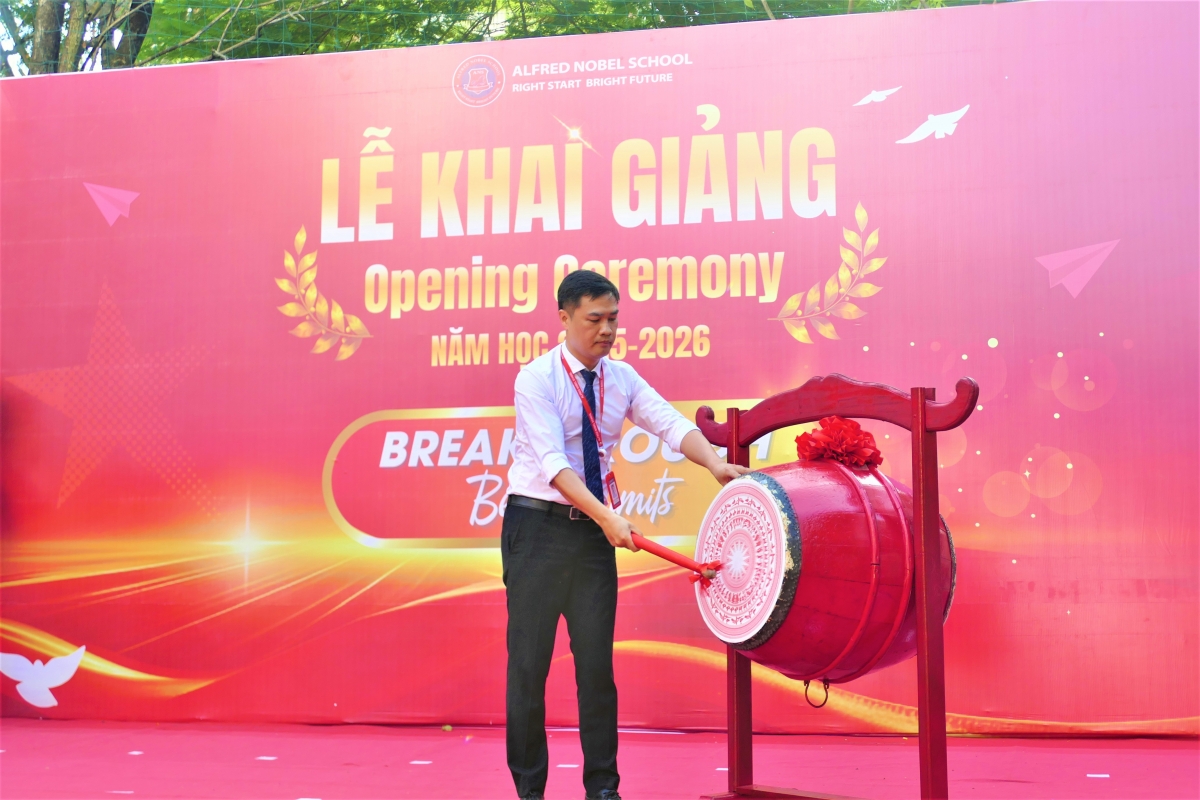 Thầy Nguyễn Hữu Dũng đánh trống trong Lễ khai giảng
