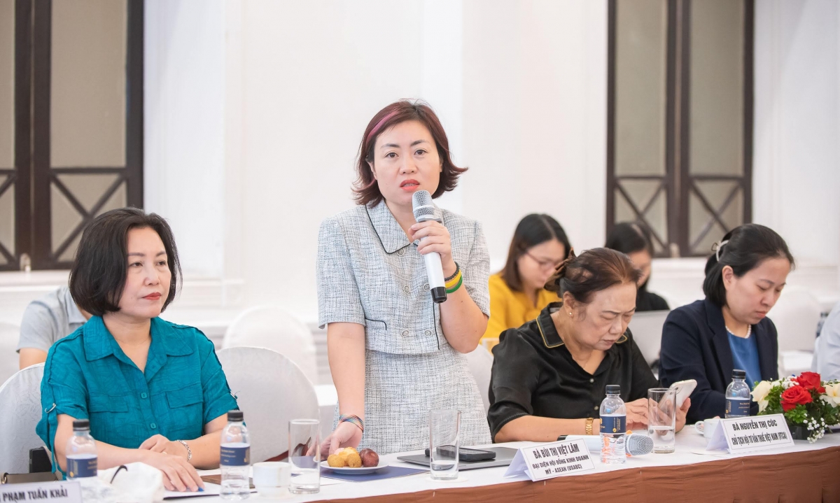 Bà Bùi Thị Việt Lâm, đại diện Hội đồng Kinh doanh Hoa Kỳ-ASEAN nêu ý kiến tại Tọa đàm