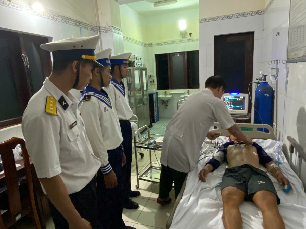 Bác sĩ đảo Trường Sa thăm khám cho bệnh nhân
