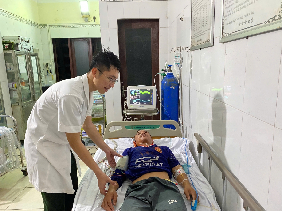 Bác sĩ bệnh xá đảo Trường Sa theo dõi bệnh nhân