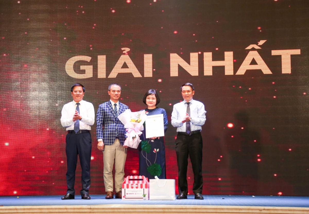 Ban tổ chức cuộc thi trao giải cho tác giả tác giả Nguyễn Thụy Anh (CLB Đọc sách cùng con, Hà Nội) đạt Giải Nhất