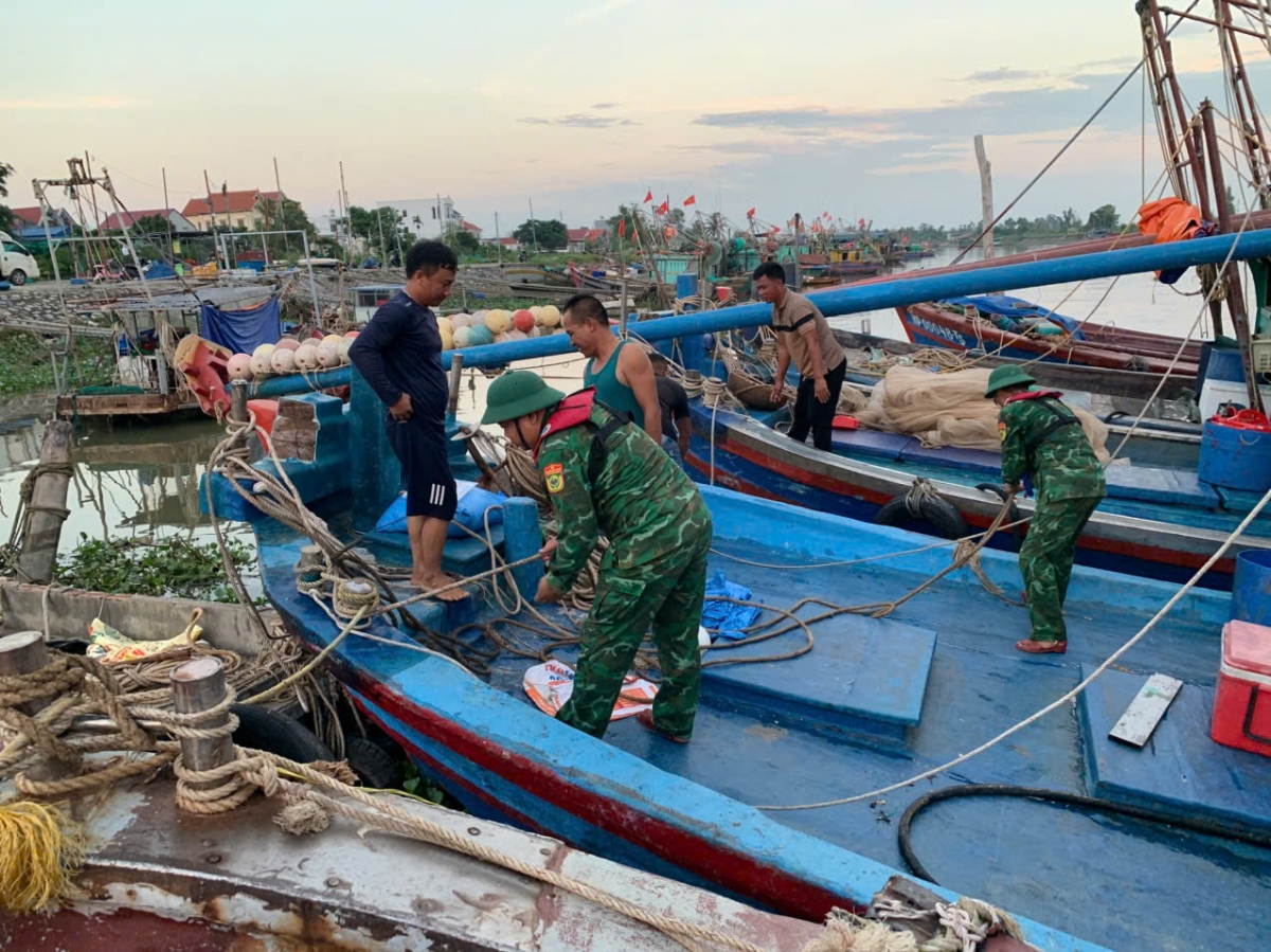 bdbp_hai_phong_giup_ngu_dan_dua_tau_thuyen_vao_noi_an_toan.jpg