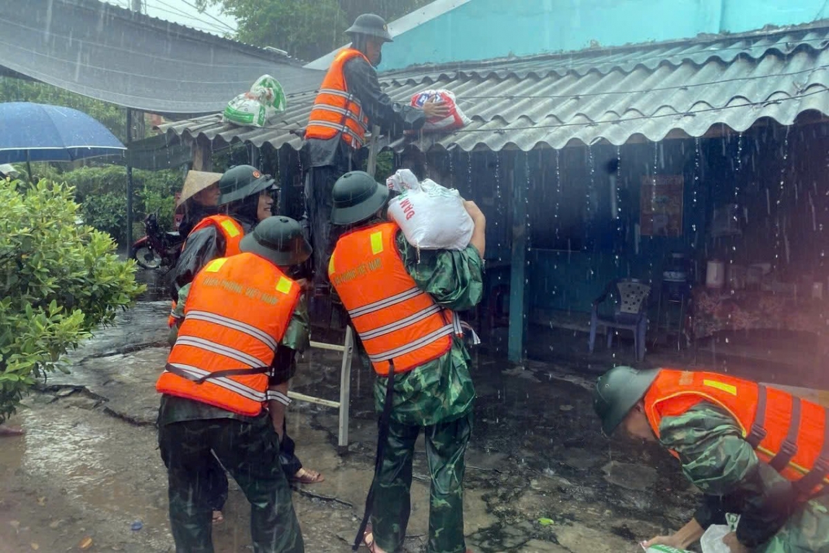 Bộ đội Biên phòng thành phố Huế giúp dân ven biển chằng chống nhà trước bão