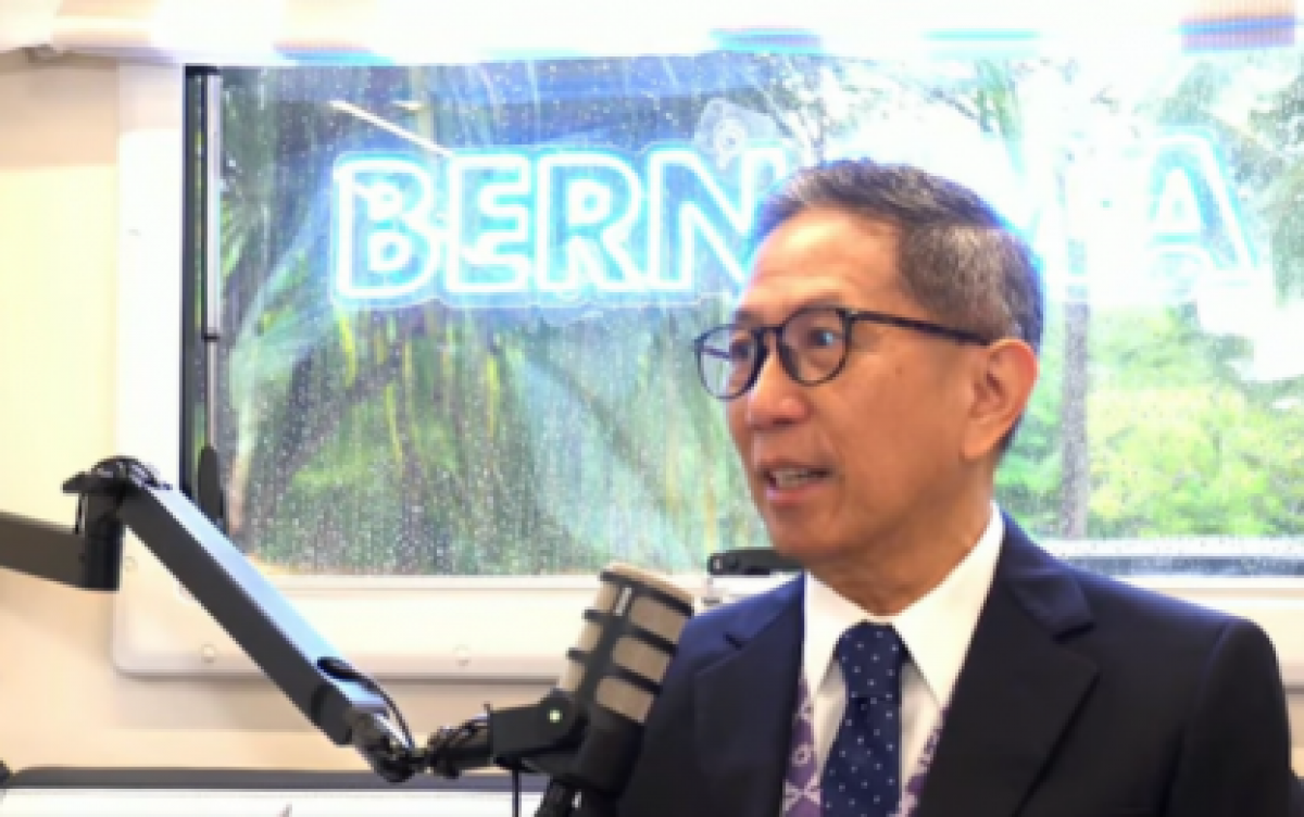 Bộ trưởng Môi trường Philippines Raphael Lotilla trả lời báo chí bên lề Hội nghị Bộ trưởng Môi trường ASEAN lần thứ 18 tại Malysia hôm 4-9 (PNA)