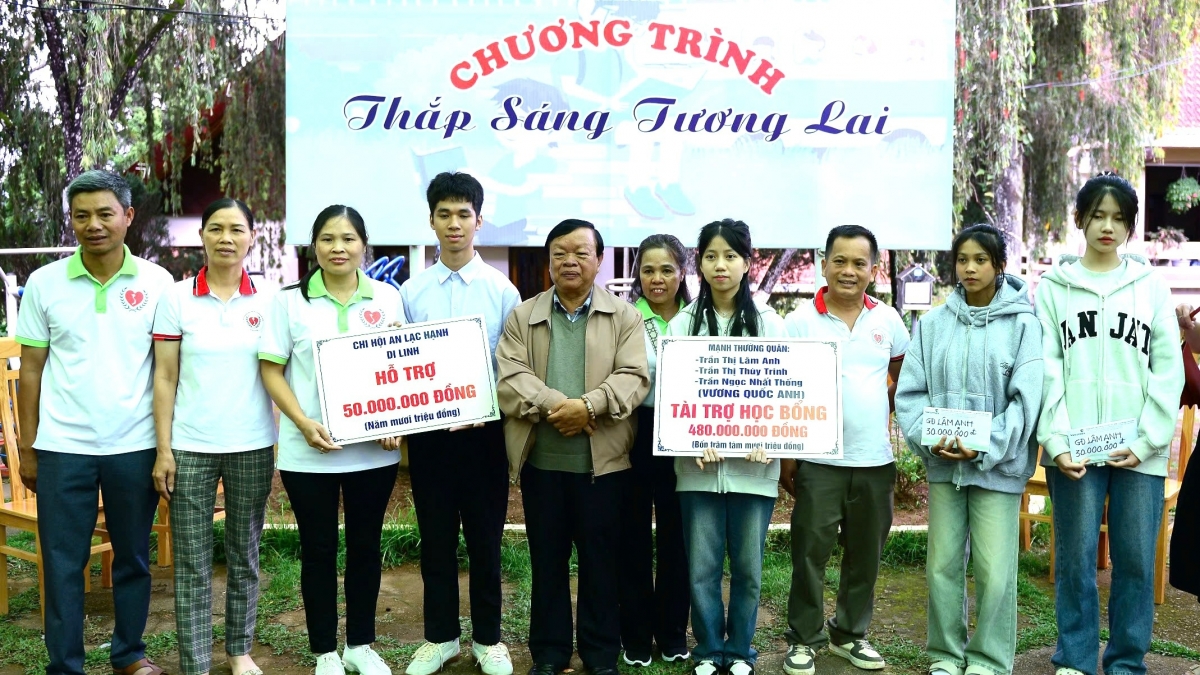 Bốn tân sinh viên Làng trẻ em SOS Đà Lạt nhận học bổng từ những tấm lòng nhân ái.