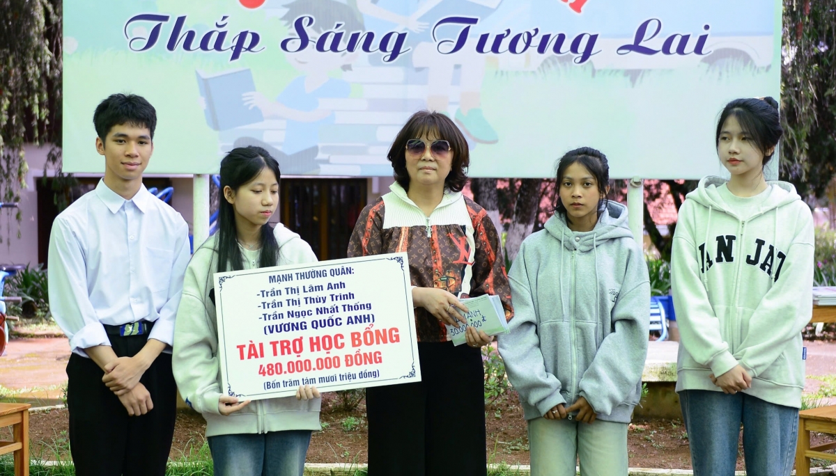 Đại diện nhóm mạnh thường quân trao học bổng tới 4 tân sinh viên.