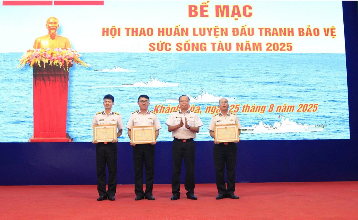 Thủ trưởng Lữ đoàn trao thưởng cho các tập thể có thành tích tốt trong hội thao