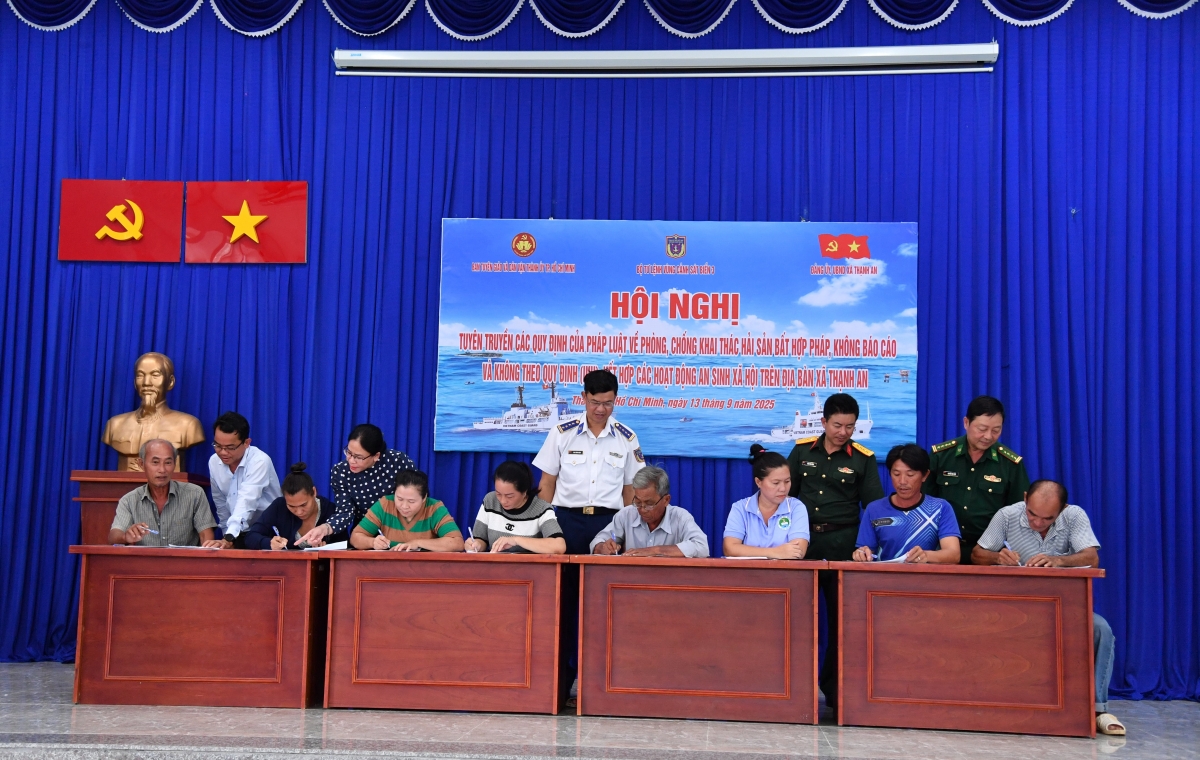 Các chủ tàu cá ký cam kết không vi phạm IUU