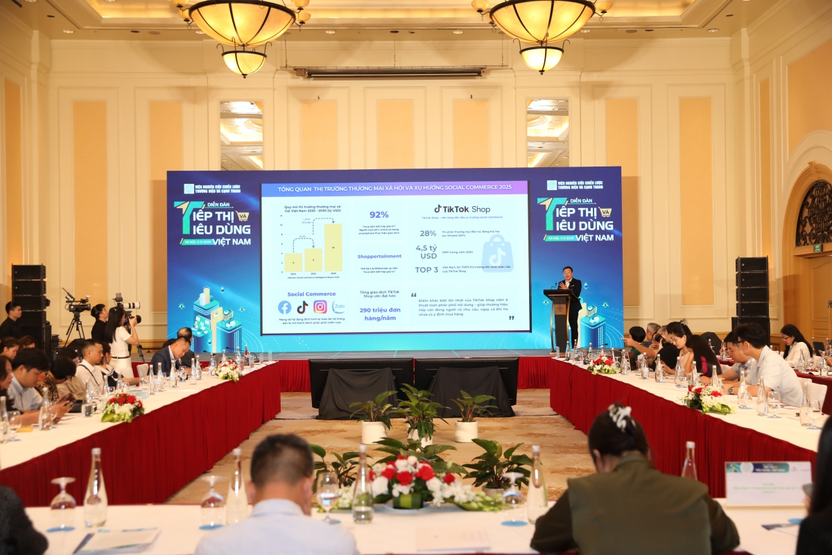 Các chuyên gia đánh giá tổng quan về thị trường thương mại và xã hội năm 2025