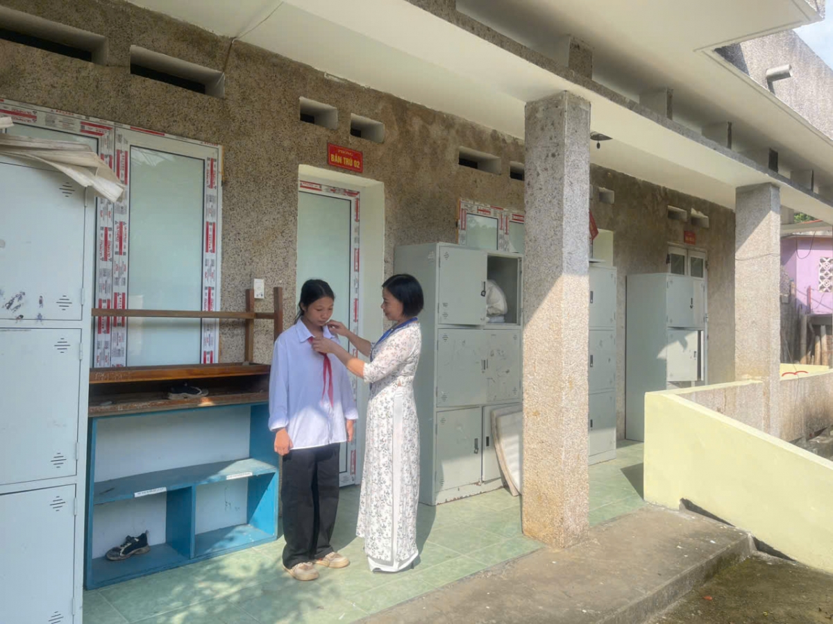 Các cô giáo chăm lo cho học sinh như những người cha, người mẹ.