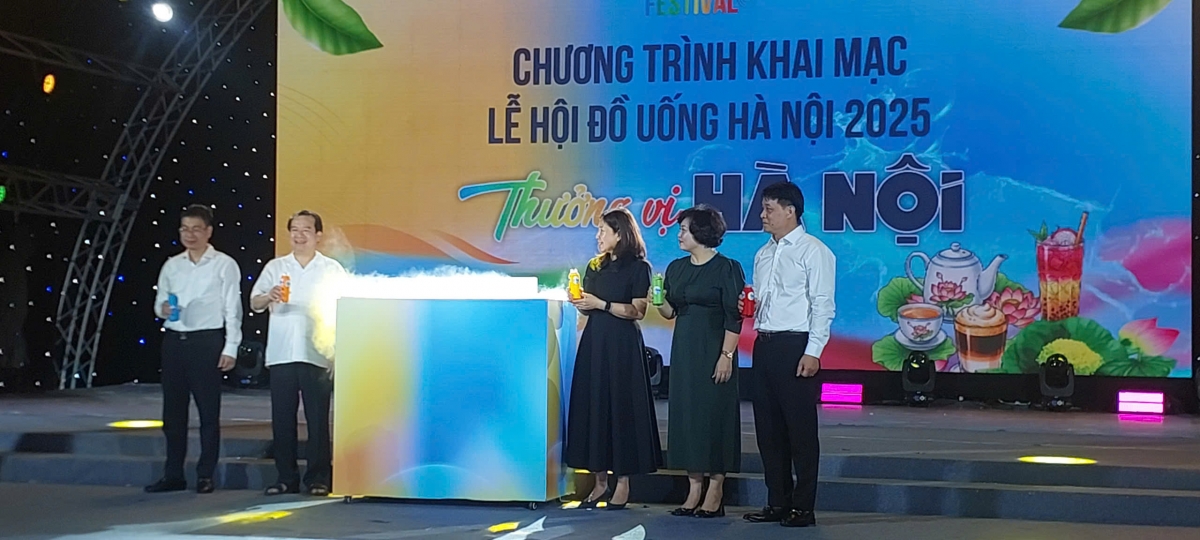 Các đại biểu chuẩn bị thực hiện nghi thức khai mạc Lễ hội đồ uống Hà Nội 2025