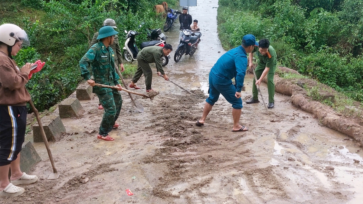 Các lực lượng chức năng tỉnh Quảng Trị dọn dẹp đường sá sau bão 
 