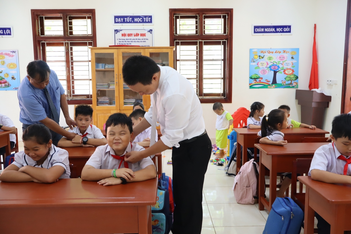 Các thầy giáo chăm lo cho các học trò đầu năm học