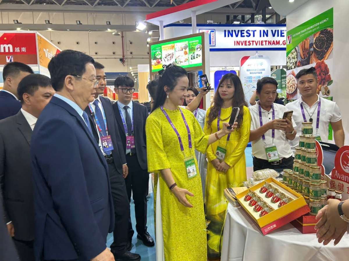 Phó Thủ tướng Mai Văn Chính thăm các gian hàng của Việt Nam
