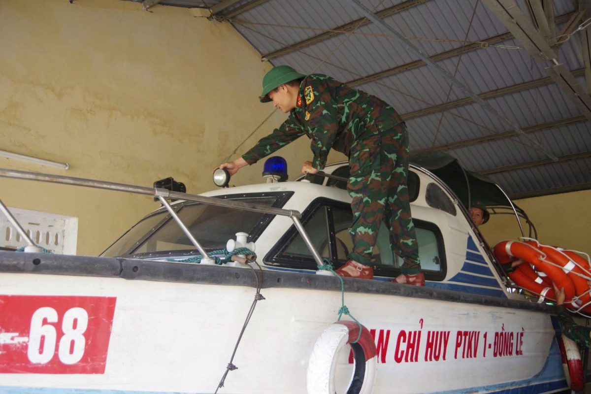 Cán bộ, Chiến sĩ Bàn Ban Chỉ huy Phòng thủ Khu vực 1 - Đồng Lê thuộc Bộ CHQS tỉnh Quảng Trị sẵn sàng phương tiện chống bão số 10.
