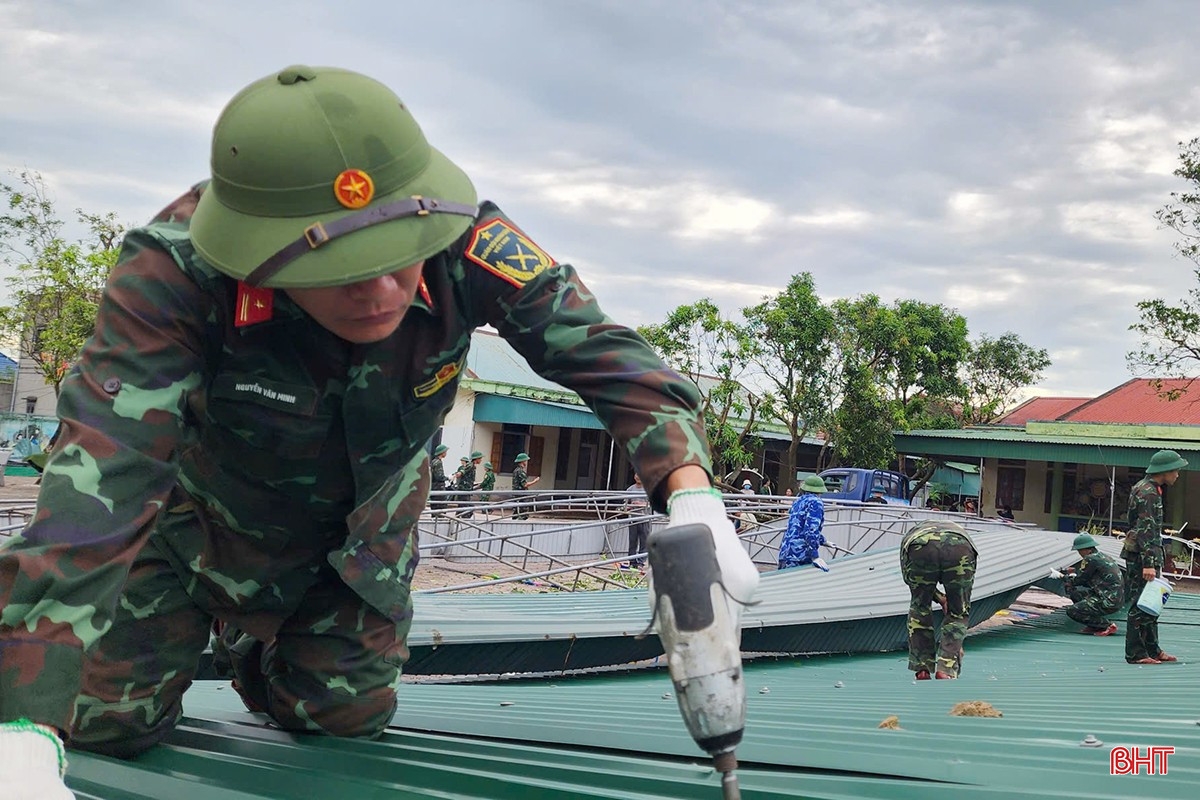 Cán bộ, chiến sĩ Bộ Chỉ huy Quân sự tỉnh Hà Tĩnh giúp sửa chữa các trường học bị tốc mái sau bão số 10