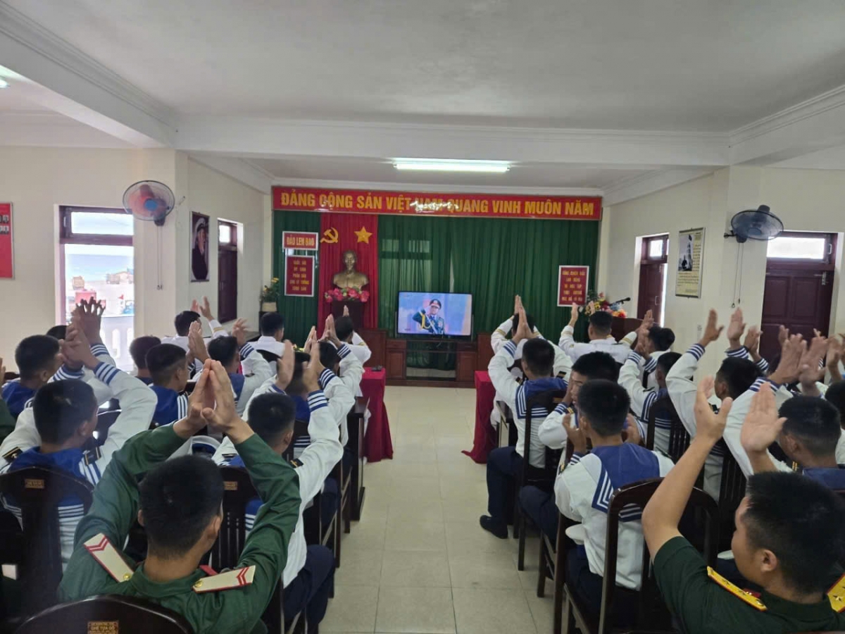 Cán bộ chiến sĩ đảo Len Đao hào hứng xem lễ diễu binh, diễu hành