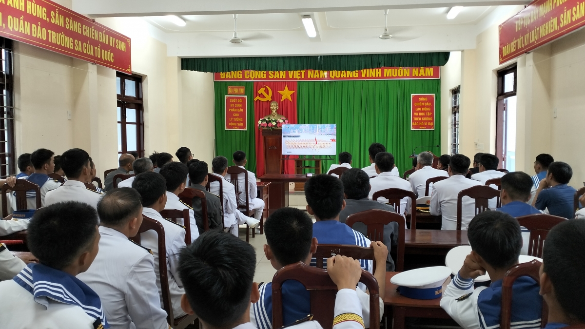 Cán bộ, chiến sĩ đảo Phan Vinh A theo dõi diễu binh, diễu hành