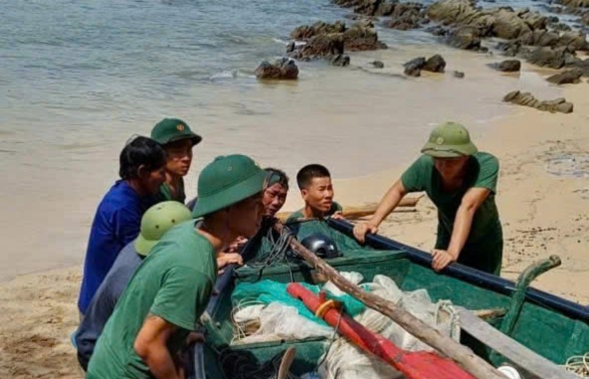 Cán bộ, chiến sĩ lực lượng vũ trang tỉnh Quảng Trị giúp dân đưa tàu thuyền lên bờ trú bão.