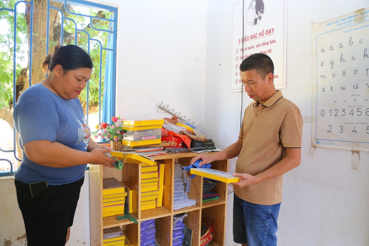 Cán bộ, giáo viên Trường Tiểu học Chiềng Sơ dọn dẹp đồ dùng học tập, chuẩn bị cho năm học mới.