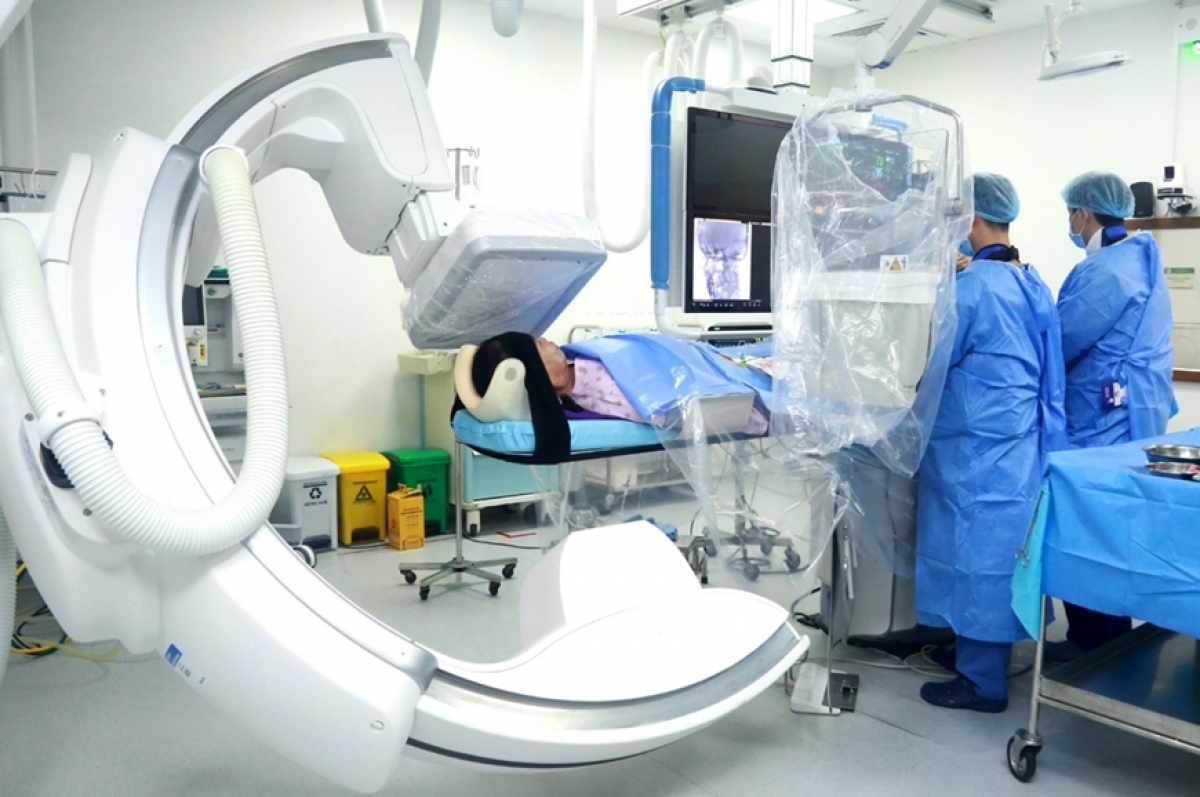 Các thầy thuốc Việt Nam làm chủ nhiều kỹ thuật chuyên sâu trong can thiệp mạch thần kinh