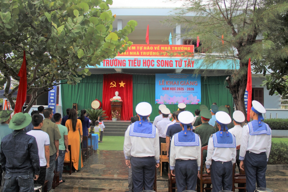 Chào cờ trong Lễ khai giảng năm học mới trên đảo Song Tử Tây