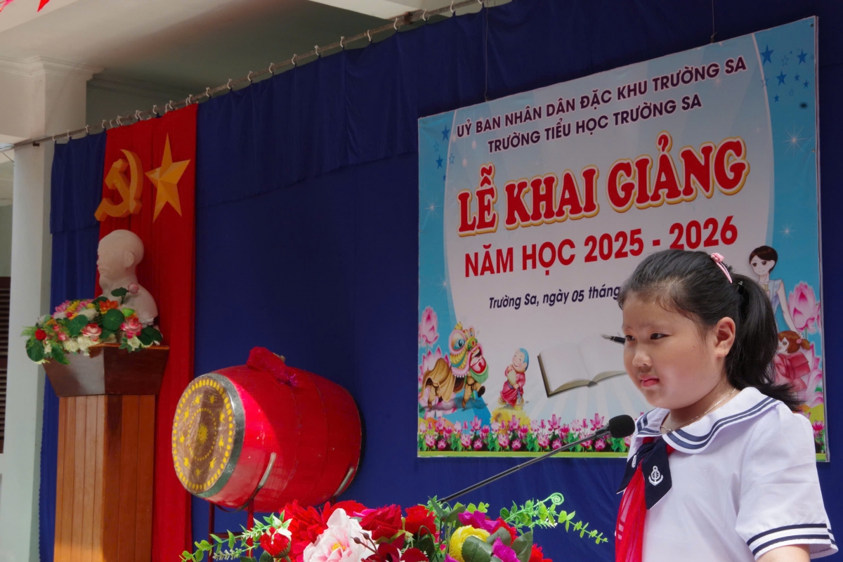 Đại diện cho các học sinh Đặc khu Trường Sa phát biểu trong Lễ Khai giảng