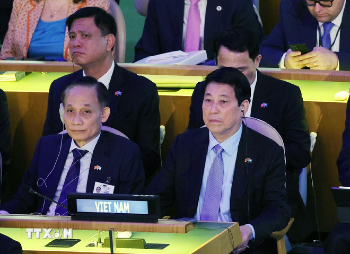 Chủ tịch nước Lương Cường và thành viên đoàn Việt Nam tham dự Phiên họp cấp cao Kỷ niệm 80 năm thành lập Liên hợp quốc. Ảnh: Lâm Khánh/TTXVN